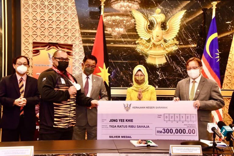 Bonnie Dan Yee Khie Terima Durian Runtuh Sehingga Setengah Juta Dari Kerajaan Sarawak