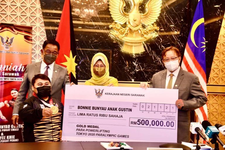 Bonnie Dan Yee Khie Terima Durian Runtuh Sehingga Setengah Juta Dari Kerajaan Sarawak