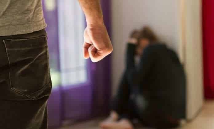 Di Kuching, Seorang Anak Tumbuk Dan Ugut Bunuh Ibu Gara-Gara Tak Sediakan Makanan
