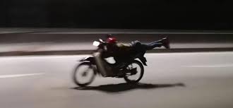 Tunggang Motosikal Secara Berbahaya, Anggota Sukarelawan Buat Aksi Superman Ditahan Polis Di Kuching