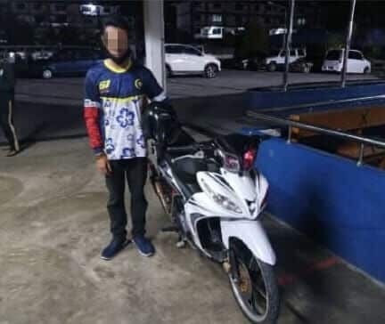 Tunggang Motosikal Secara Berbahaya, Anggota Sukarelawan Buat Aksi Superman Ditahan Polis Di Kuching