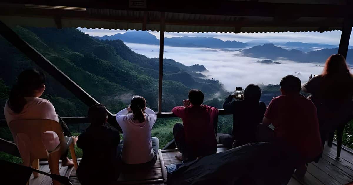 Camping Di Atas Gunung, Bung Shiroh Village Stay Menawarkan Pemandangan Memukau