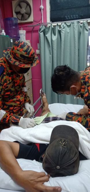 Kemaluan Tersekat Di Soket Paip, Lelaki Dari Lawas Terpaksa Tahan Kesakitan Hampir Sejam 