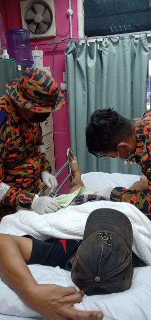 Kemaluan Tersekat Di Soket Paip, Lelaki Dari Lawas Terpaksa Tahan Kesakitan Hampir Sejam