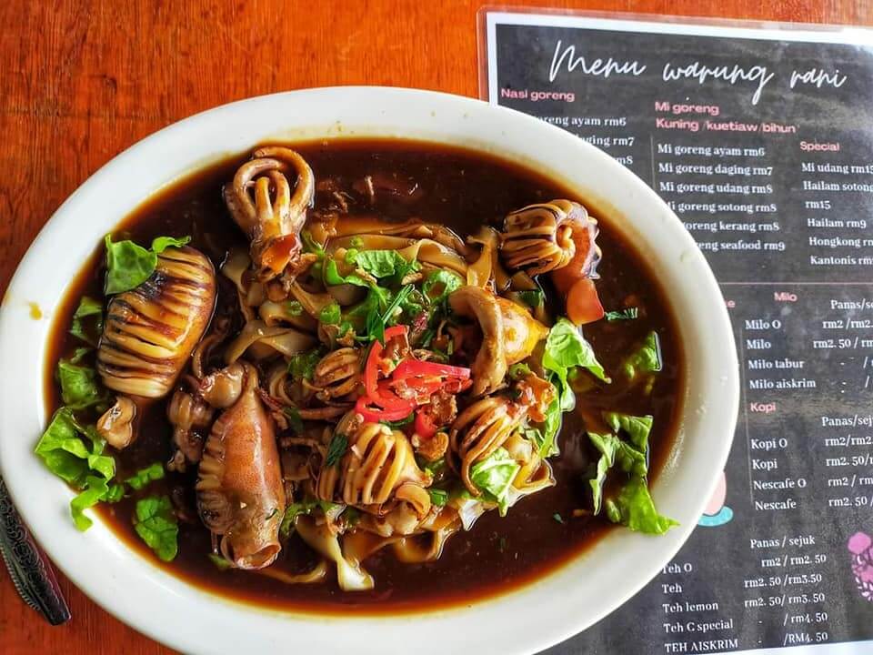 Terletak Di Tepi Pantai, Warung Rani Di Pasir Panjang Ini Tawar Pelbagai Menu Menarik Buat Anda