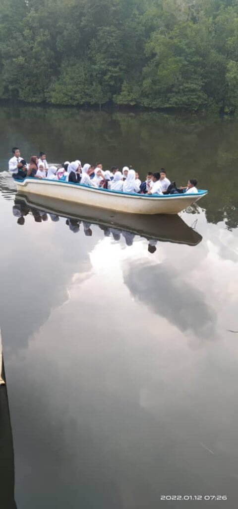 Lagi Situasi Murid Hadapi Bahaya Di Sabah, Kali Ini Bersesak Atas Bot Tanpa Jaket Keselamatan