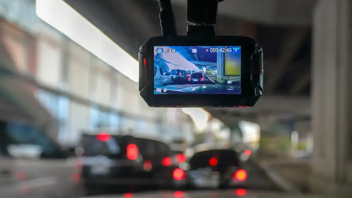 dash cam app Kereta Rempuh 2 Motorsikal Sehingga Penunggang Melayang, Sempat Dirakam Dashcam Netizen Di Kuching