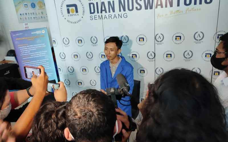 Hanya Mengambil Swafoto Selama 5 Tahun, Pelajar Lelaki Indonesia Ini Raih Hampir 1 Juta USD Di NFT