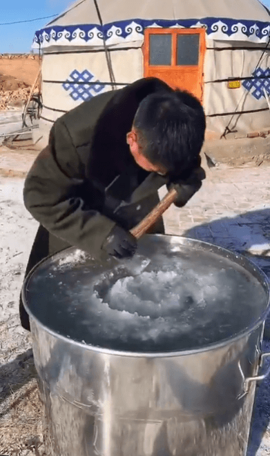 image 35 Hanya Guna Ais, Lelaki Dari Mongolia Ini Mengagumkan Netizen Dengan Membuat Peti Sejuk Asli