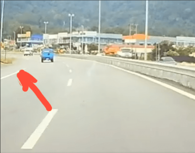 Hilux Keluar Simpang Terus Masuk Lorong Kanan Hampir Sebabkan Kemalangan Di Gedong 8 Hilux Keluar Simpang Terus Masuk Lorong Kanan Hampir Sebabkan Kemalangan Di Gedong