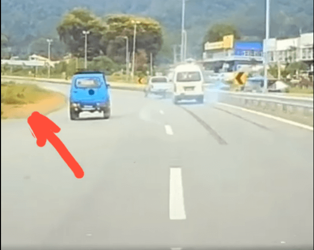 Hilux Keluar Simpang Terus Masuk Lorong Kanan Hampir Sebabkan Kemalangan Di Gedong 9 image 42 Hilux Keluar Simpang Terus Masuk Lorong Kanan Hampir Sebabkan Kemalangan Di Gedong