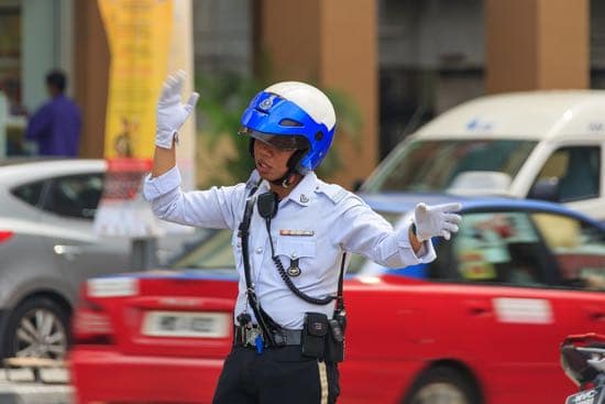 Kerja Naik Taraf Jalan Tertunda, Kini Anggota Polis Trafik Diletakkan Bantu Kawal Lalu Lintas Jalan Kuching-Samarahan