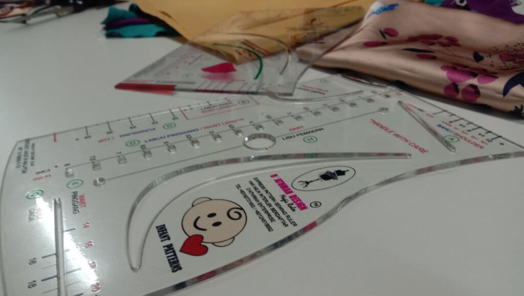 Lukis Pola Kini Semudah ABC, Anak Sarawak Ini Cipta 'Magic Ruler' Untuk Mudahkan Kerja Tukang Jahit 9 Lukis Pola Kini Semudah ABC, Anak Sarawak Ini Cipta 'Magic Ruler' Untuk Mudahkan Kerja Tukang Jahit