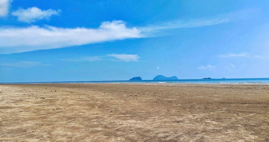 Bayaran Masuk RM10 Per Kereta, Pantai Trombol Kini Dibuka Kembali Untuk Orang Ramai