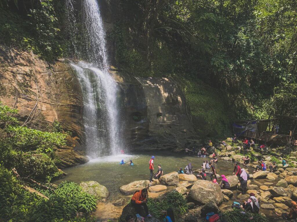 Keunikan Bak Buan Kukuot, Nikmati 2 Air Terjun Di Kampung Sadir