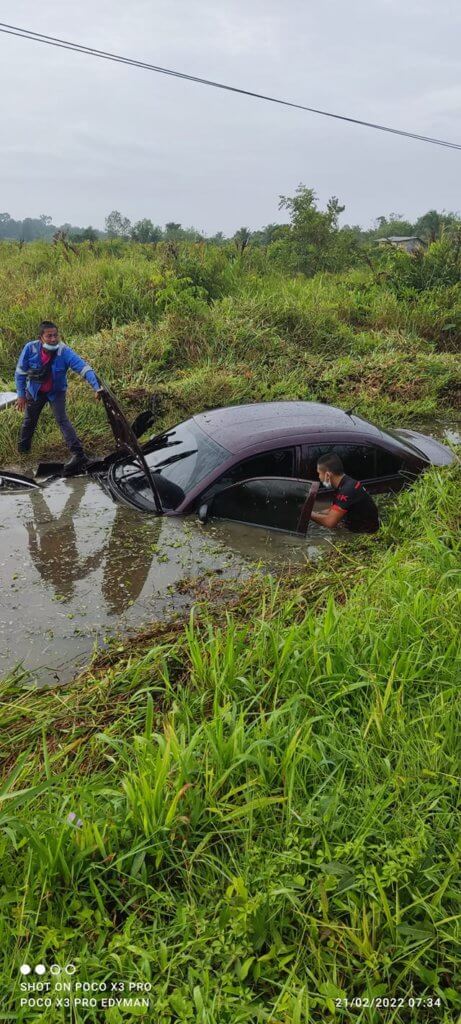 [VIDEO] Hilang Kawalan Di Selekoh Tajam Menyebabkan Kereta Ini Terjunam Laju Ke Parit Di Jalan Gedong