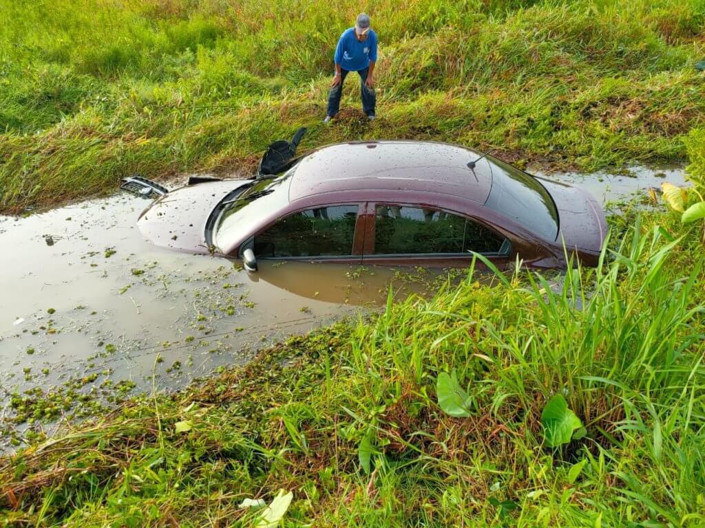 [VIDEO] Hilang Kawalan Di Selekoh Tajam Menyebabkan Kereta Ini Terjunam Laju Ke Parit Di Jalan Gedong