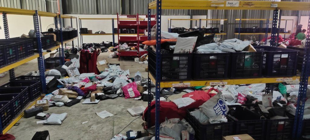 Pekerja Diberhentikan, Netizen Bengang Lihat Gudang J&T CDC Kuching Bersepah Teruk Dan Tak Terurus