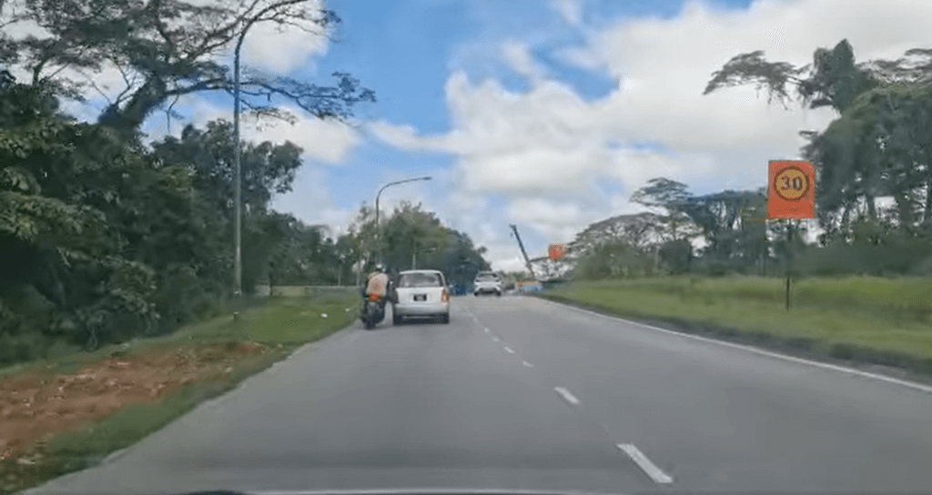 'Nang Kuat Kaki Ya' - Netizen Tabik Abang Motosikal Ini Bantu 'Tolak' Kereta Di Bulatan Gersik 8 'Nang Kuat Kaki Ya' - Netizen Tabik Abang Motosikal Ini Bantu 'Tolak' Kereta Di Bulatan Gersik