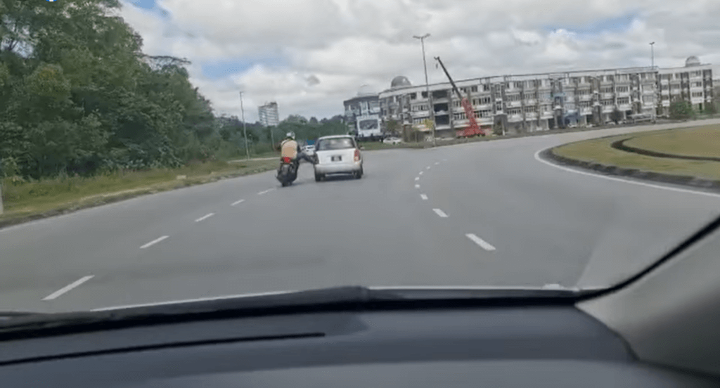 'Nang Kuat Kaki Ya' - Netizen Tabik Abang Motosikal Ini Bantu 'Tolak' Kereta Di Bulatan Gersik 7 'Nang Kuat Kaki Ya' - Netizen Tabik Abang Motosikal Ini Bantu 'Tolak' Kereta Di Bulatan Gersik