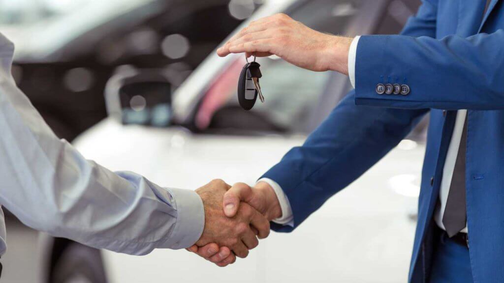 handshake of car buyer and salesman who is handing over the keys Jangan Ditipu Lagi, Ketahui Bagaimana Sebenarnya Proses Membeli Kereta