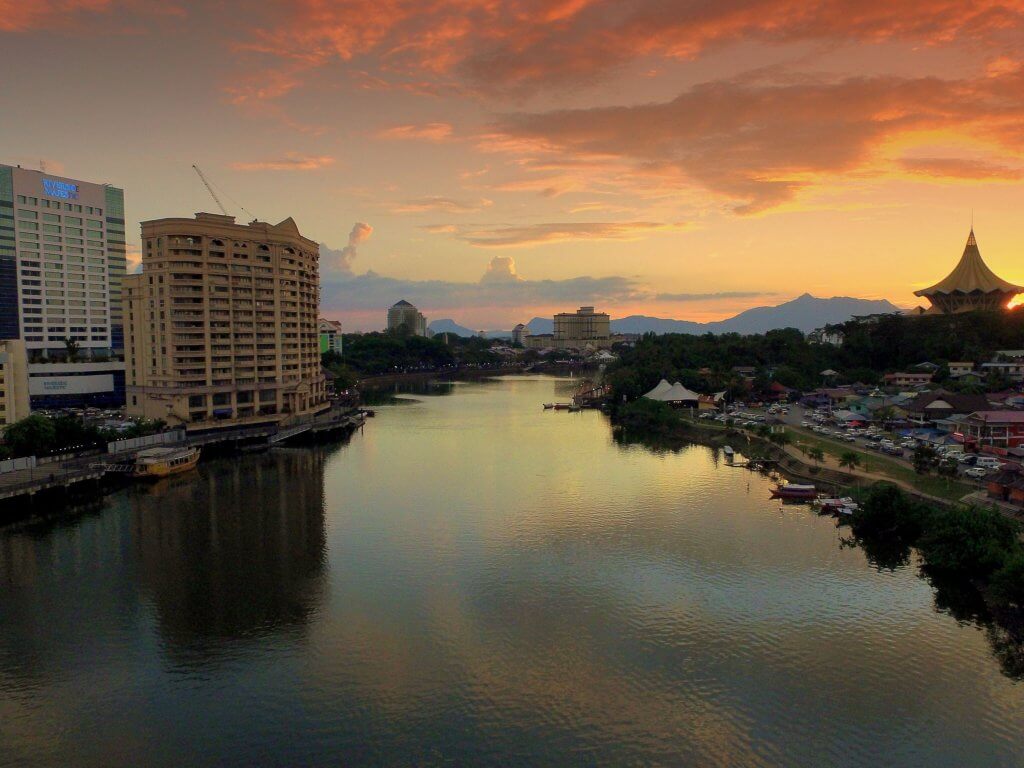 Buat Julung Kalinya, Meriahkan Citrawarna Keluarga Malaysia Di Waterfront Kuching Sambil Menonton Persembahan Di Pentas Terapung