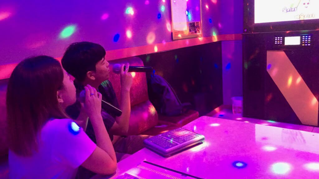 Lupa Tempah Dinner Date Untuk Valentine's Day? Ini 5 Aktiviti Anda Boleh Lakukan Bersama Pasangan Anda! 11 pic karaoke couple1 Lupa Tempah Dinner Date Untuk Valentine's Day? Ini 5 Aktiviti Anda Boleh Lakukan Bersama Pasangan Anda!