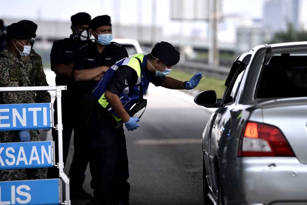 Akibat Berjudi Dalam Talian Dan Gagal Tunjuk IC, Seorang Buruh Dari Miri Didenda RM4.5K 8 20200322mz25 mco road block 2118552 20210214160132 Akibat Berjudi Dalam Talian Dan Gagal Tunjuk IC, Seorang Buruh Dari Miri Didenda RM4.5K