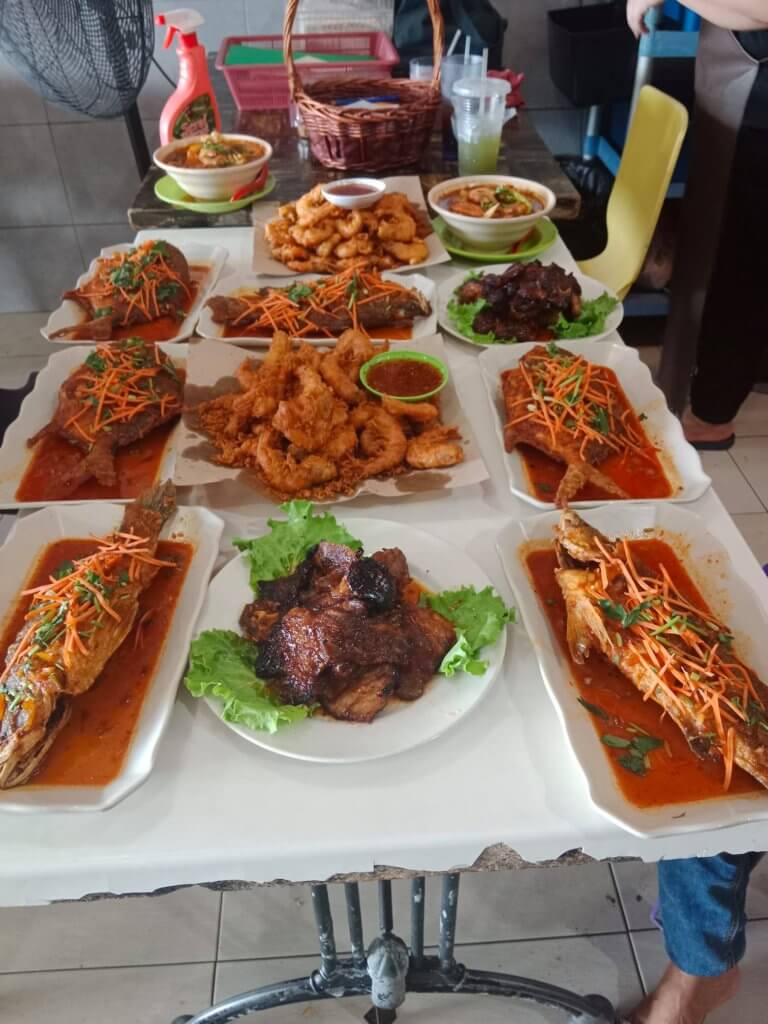 Pekena Nasi Kandar Dan Pelbagai Lagi Menu Utara Yang Ori! Jom Ke Aji Leh Tomyam Qribut Di Samarahan