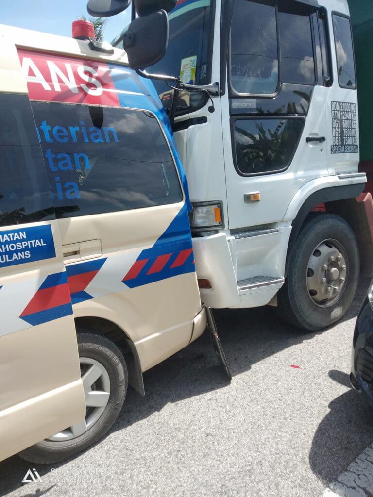 Tidak Jaga Jarak, Lori Rempuh Ambulans Sempat Dirakam Dashcam Netizen Di Jalan Asajaya - Sadong Jaya