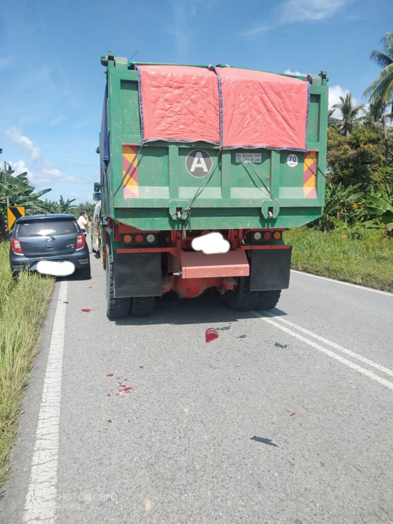 Tidak Jaga Jarak, Lori Rempuh Ambulans Sempat Dirakam Dashcam Netizen Di Jalan Asajaya - Sadong Jaya