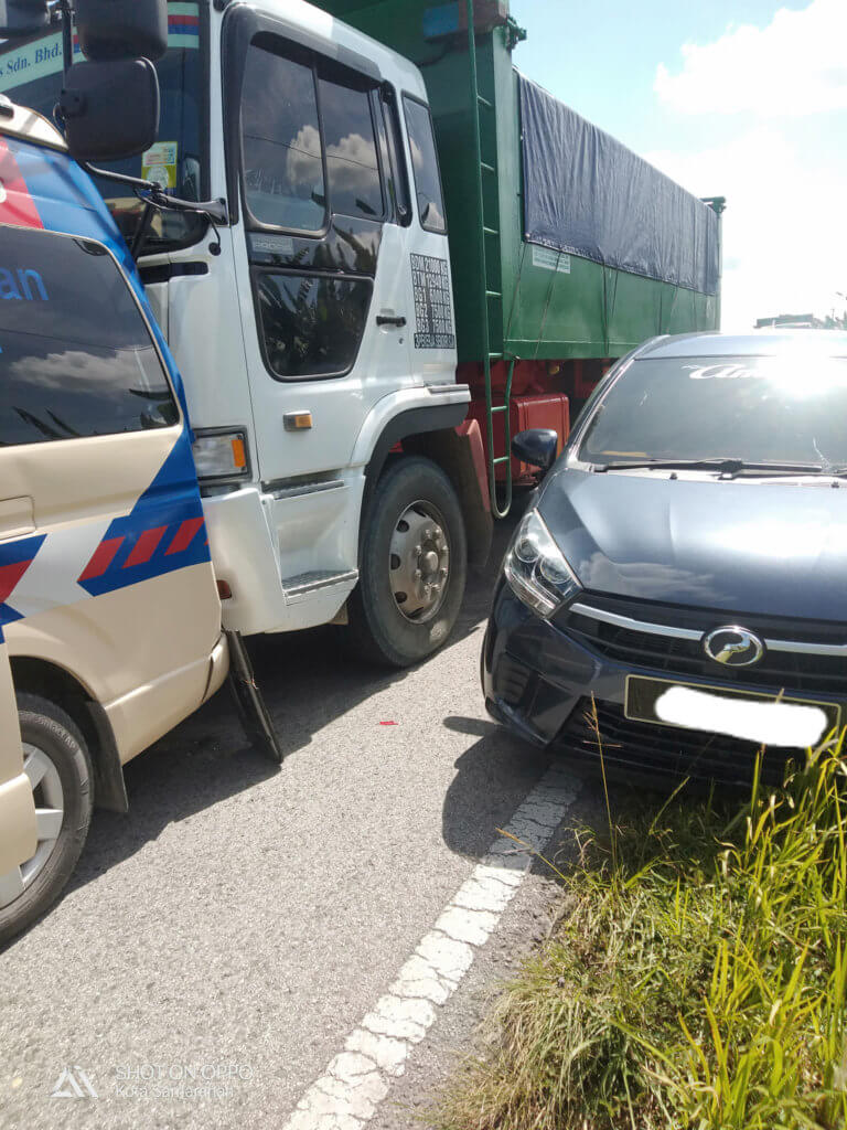 Tidak Jaga Jarak, Lori Rempuh Ambulans Sempat Dirakam Dashcam Netizen Di Jalan Asajaya - Sadong Jaya