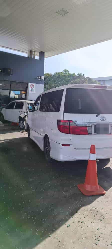 Tengah Isi Minyak Kereta, Kereta Lelaki Ini Dilanggar Sehingga Merempuh Kedai Stesen Minyak 7 276997021 1418828881868292 1873270564912388576 n Tengah Isi Minyak Kereta, Kereta Lelaki Ini Dilanggar Sehingga Merempuh Kedai Stesen Minyak