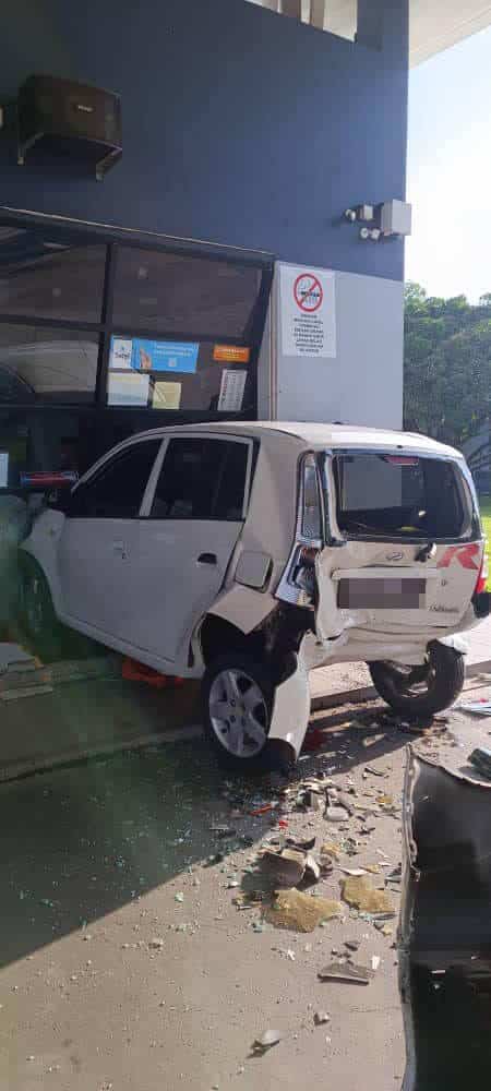 Tengah Isi Minyak Kereta, Kereta Lelaki Ini Dilanggar Sehingga Merempuh Kedai Stesen Minyak 8 277177522 1418828925201621 7437767010281282318 n 1 Tengah Isi Minyak Kereta, Kereta Lelaki Ini Dilanggar Sehingga Merempuh Kedai Stesen Minyak
