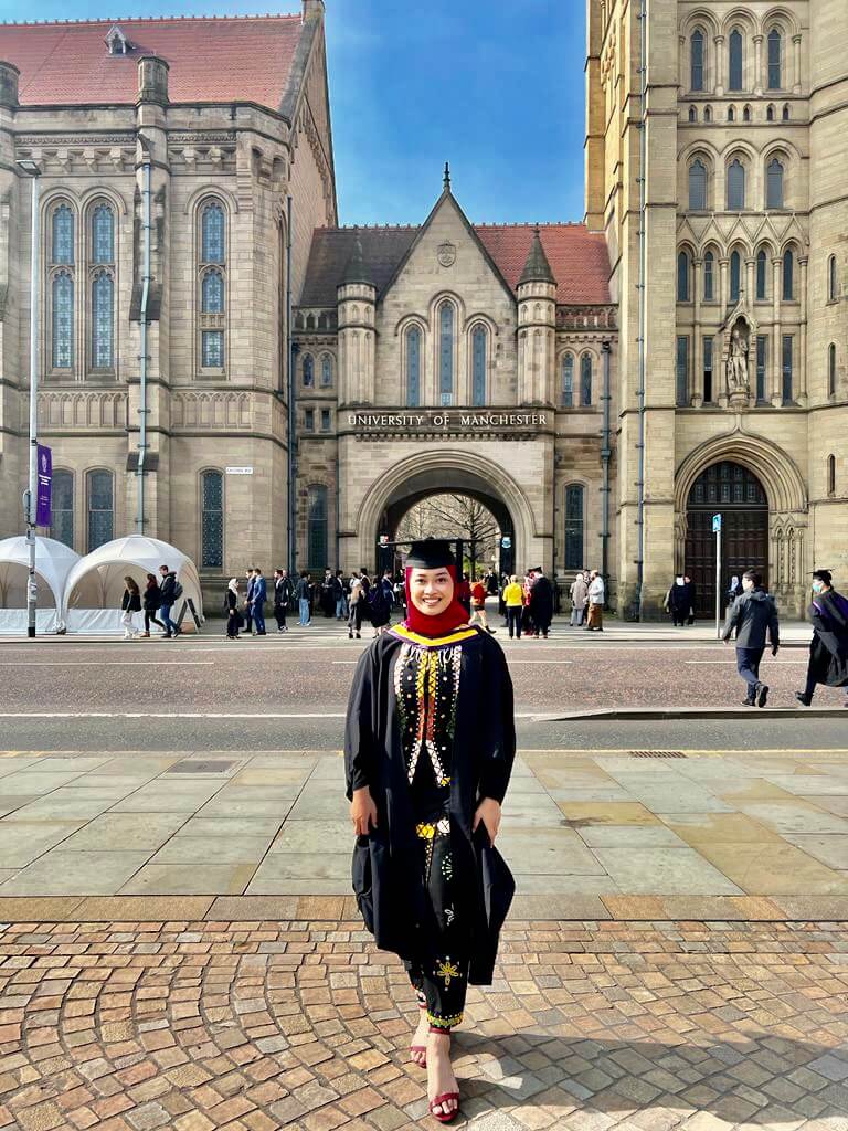 Gadis Dari Sabah Ini Terima Ijazah Sarjana Kejuruteraan Di United Kingdom Guna Baju Tradisonal Etnik Murut