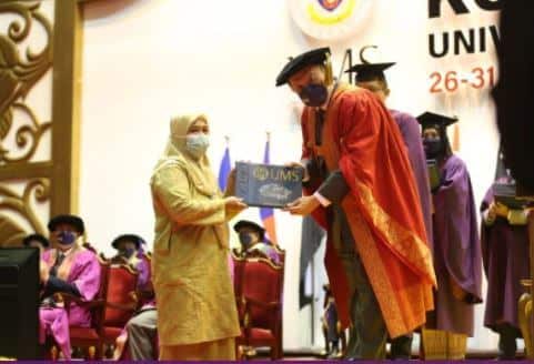 Air Mata Iringi Ibu Ketika Ambil Ijazah Arwah Anak Pada Majlis Konvokesyen Universiti Malaysia Sabah