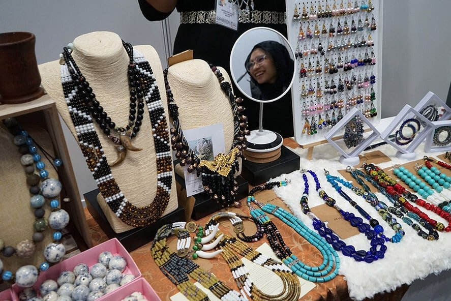 Perhiasan Yang Ternilai, Ketahui Bagaimana Pelbagai Kaum Di Sarawak Mula Memiliki Manik 13 TMRAK1309 05 1 Perhiasan Yang Ternilai, Ketahui Bagaimana Pelbagai Kaum Di Sarawak Mula Memiliki Manik