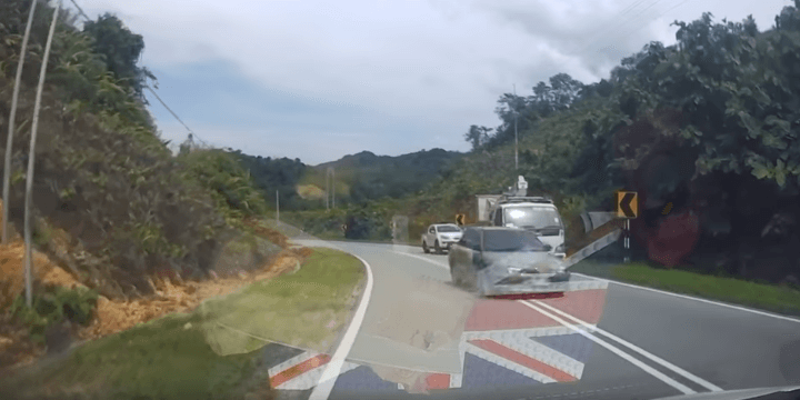 image 35 Nyaris Terlanggar Head-On, Wanita Di Kapit Ini Berang Kereta Cuba Memotong Dari Bukit