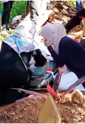 Baru Mendarat Di Tawau, Sebak Lihat Wanita Ini Berlari Ke Kubur Ibu Untuk Tatapan Terakhir