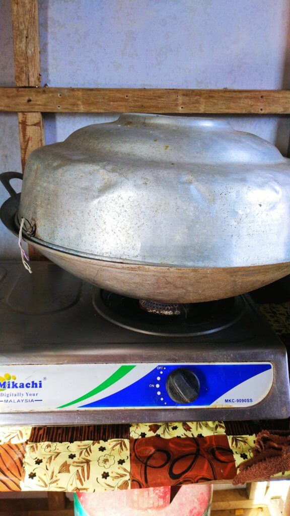 Cantik Kejadiannya! Kuali Pun Boleh Buat Bakar Biskut Macam Akak Dari Debak Ini Buat