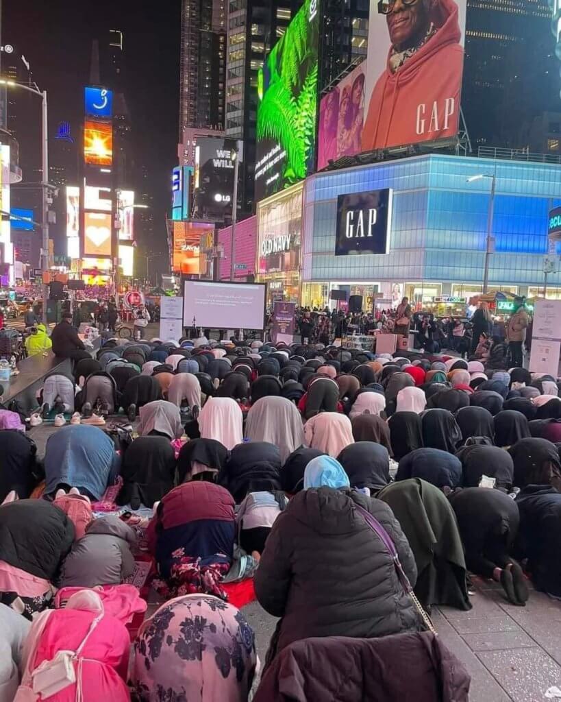 Pertama Kali Dalam Sejarah, New York Times Square Dibanjiri Muslim Amerika Untuk Solat Terawih Perdana