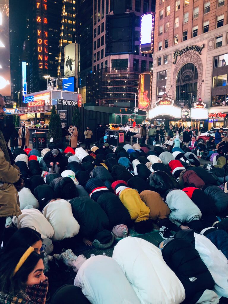 Pertama Kali Dalam Sejarah, New York Times Square Dibanjiri Muslim Amerika Untuk Solat Terawih Perdana