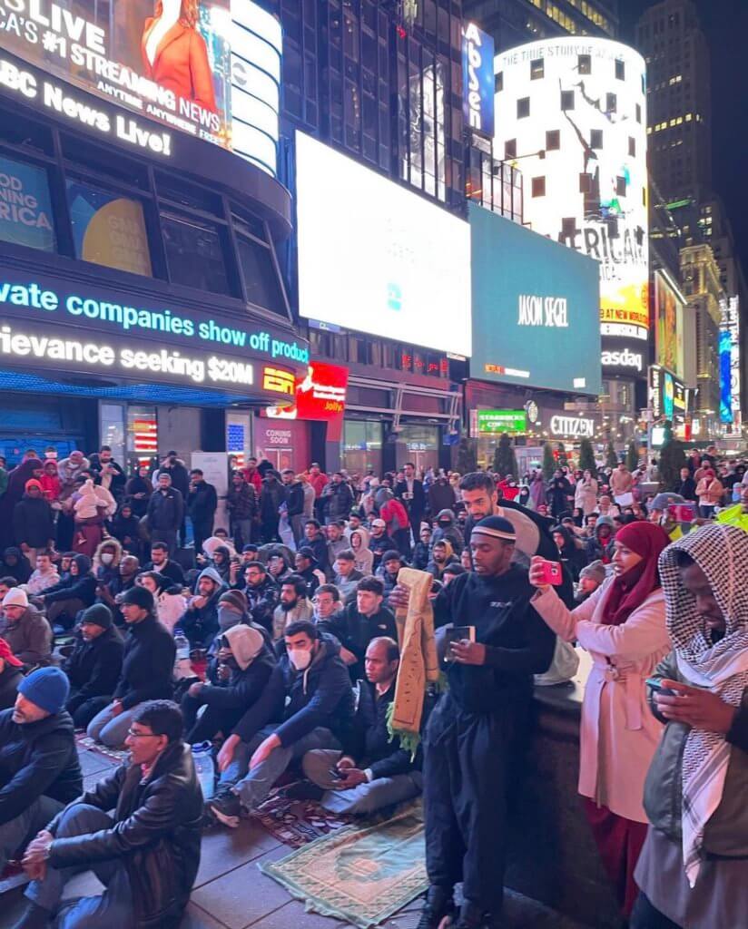 Pertama Kali Dalam Sejarah, New York Times Square Dibanjiri Muslim Amerika Untuk Solat Terawih Perdana