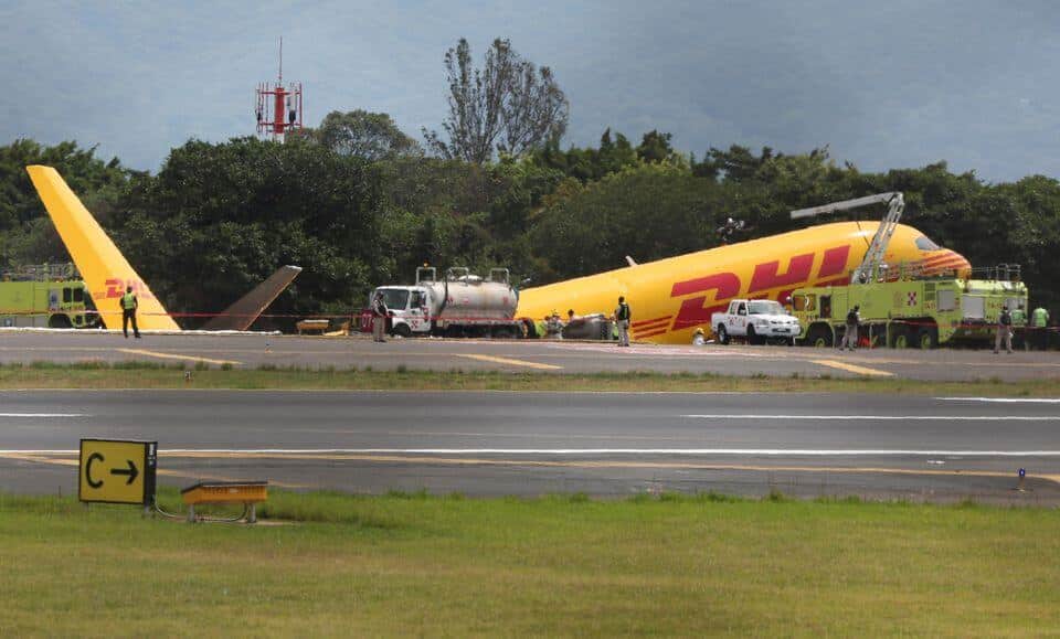 Pesawat Kargo DHL Terbelah Dua Semasa Pendaratan Cemas di Lapangan Terbang Costa Rica