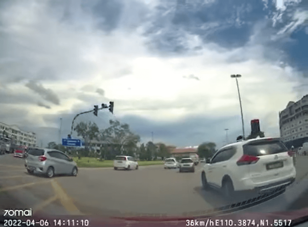 [VIDEO] Tular Kenderaan JKR Sailang Secara Merbahaya Dari Laluan U-Turn Di Pending