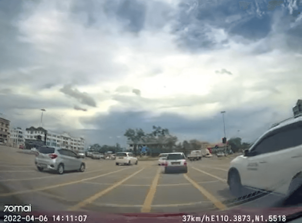 [VIDEO] Tular Kenderaan JKR Sailang Secara Merbahaya Dari Laluan U-Turn Di Pending