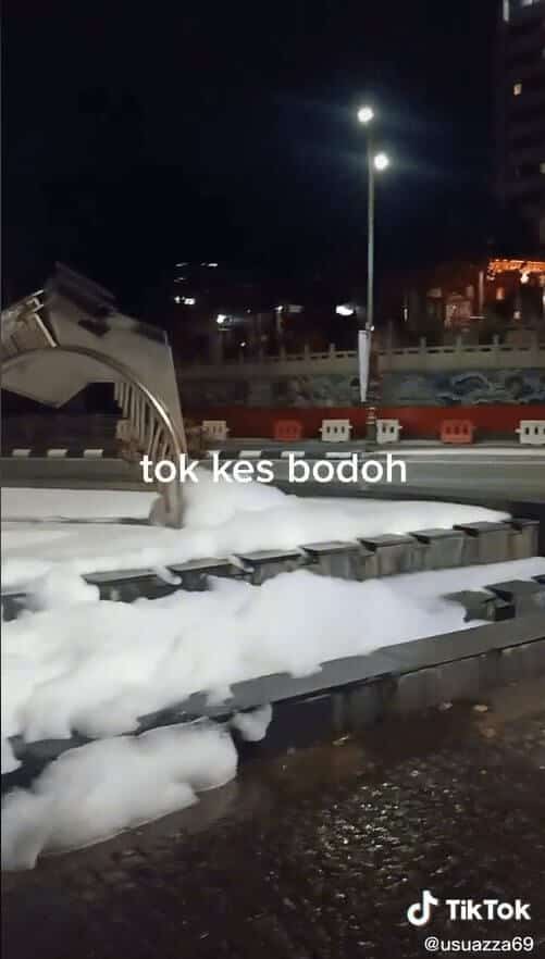 Serbuk Pencuci Dituang Dalam Air, Netizen Berang Pancuran Air Waterfront Kuching Dicemari Vandalisme