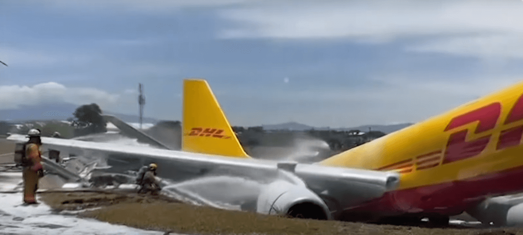 Pesawat Kargo DHL Terbelah Dua Semasa Pendaratan Cemas di Lapangan Terbang Costa Rica