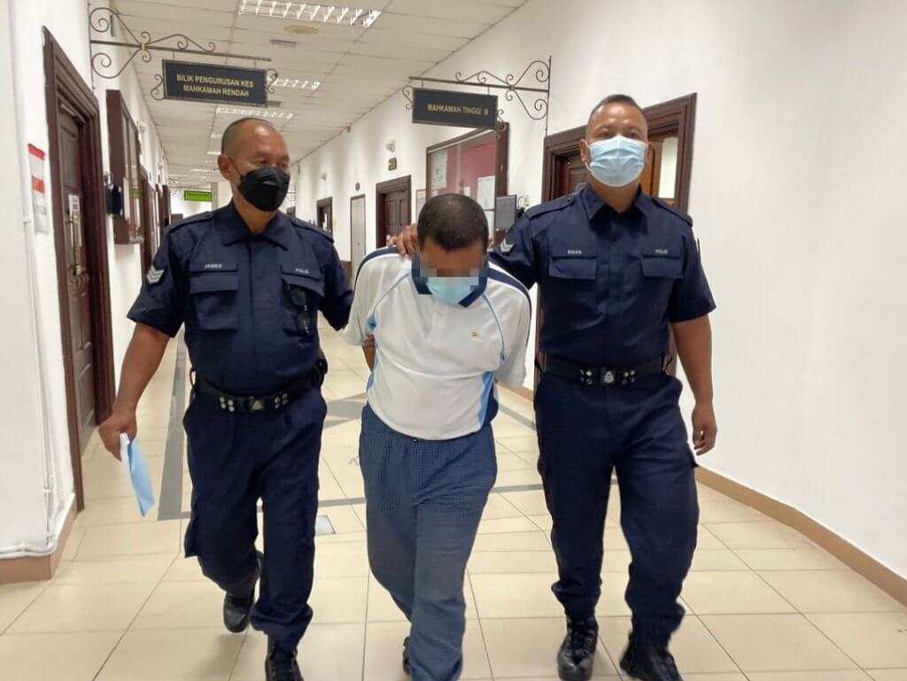 Didapati Mengaku Bersalah Meraba Payudara Remaja, Pemandu Bas Sekolah Ini Ditahan Di Kuching
