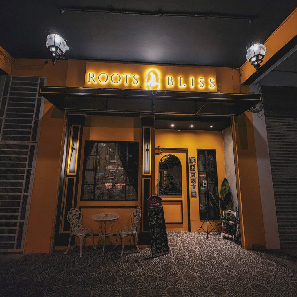 Sentuhan Reka Bentuk Dalaman Barat, Jom Ke Roots & Bliss Kafe Tersembunyi Di Tabuan